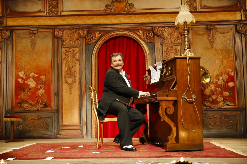Grégory Bellini — assis au piano